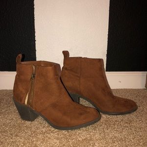 Tan suede ankle boots / booties block heel size 7